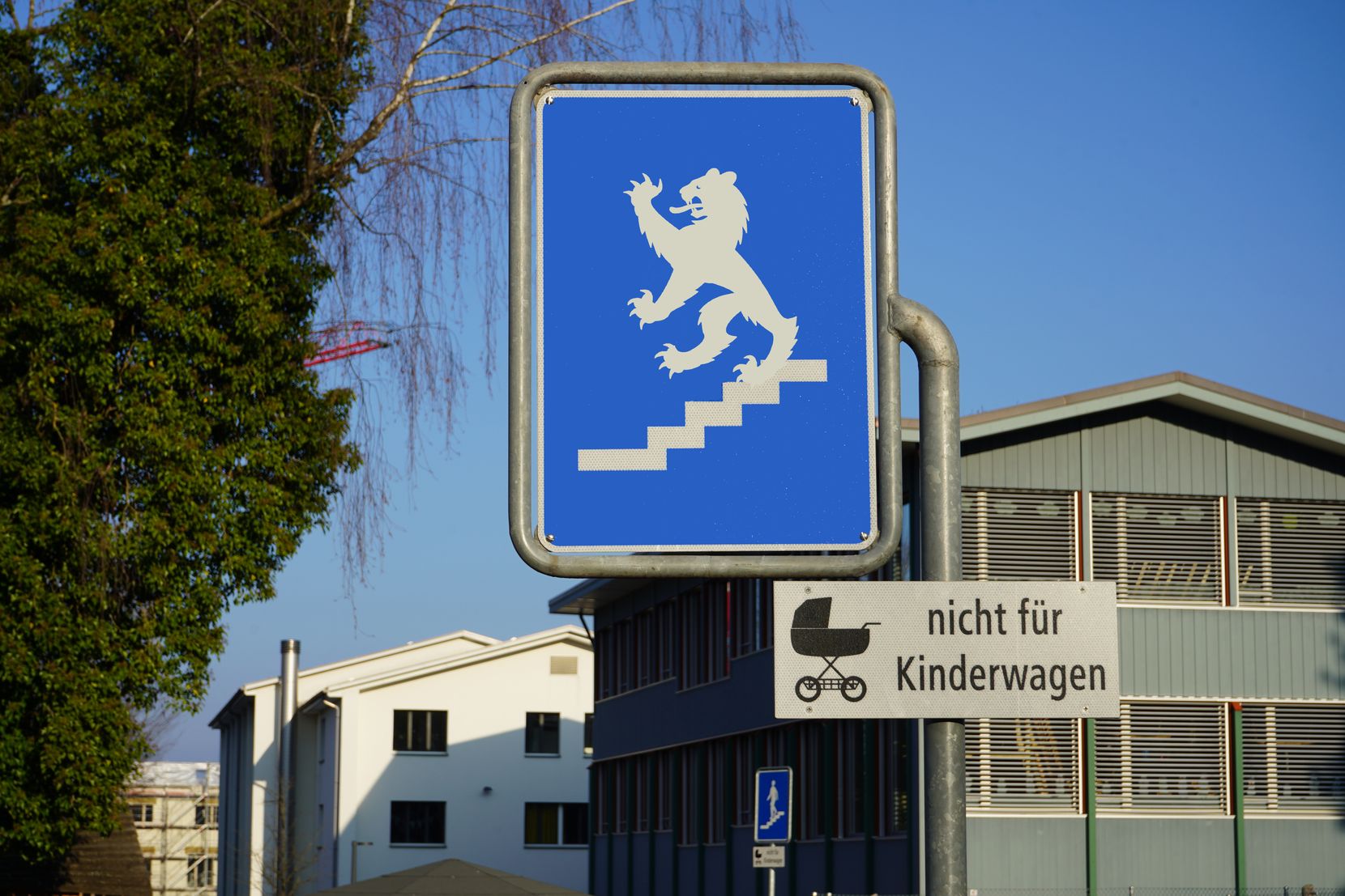 Verkehrsschild, in das ein Element aus dem Gemeindewappen eingefügt wurde.